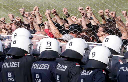 Austrian Police, Army Stage Training to Keep out Migrants
