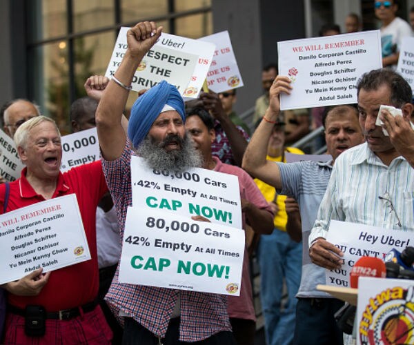 New York City Votes to Cap Uber, Lyft Vehicle Licenses