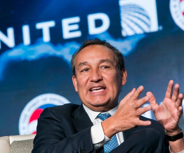 United Airlines CEO Was Named 2017 'Communicator of the Year'