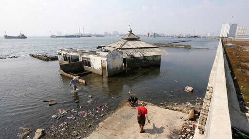 Indonesia's Leader Says Sinking Jakarta Needs Giant Sea Wall
