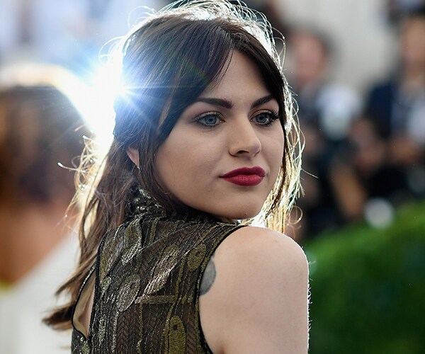 Frances Bean Cobain Sings Original Song on Anniversary of Dad's Death