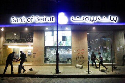 Facing Humiliating Controls, Lebanese Focus Fury on Banks