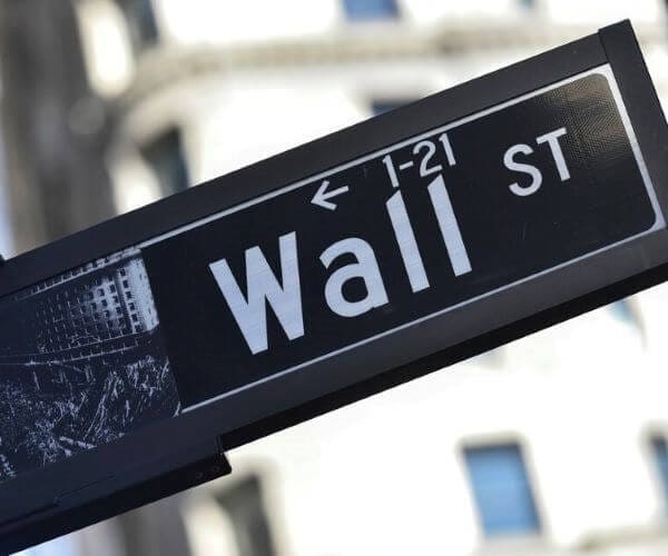 Wall St Dives as Yields Rise; S&P 500 Breaks Winning Streak