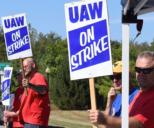 UAW Strike Puts Trump, GOP in Political Bind in Key States