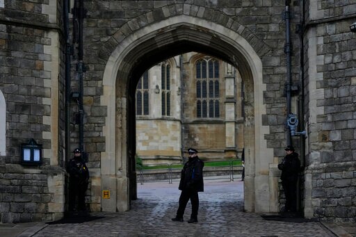 UK Police Arrest Armed Intruder on Windsor Castle Grounds