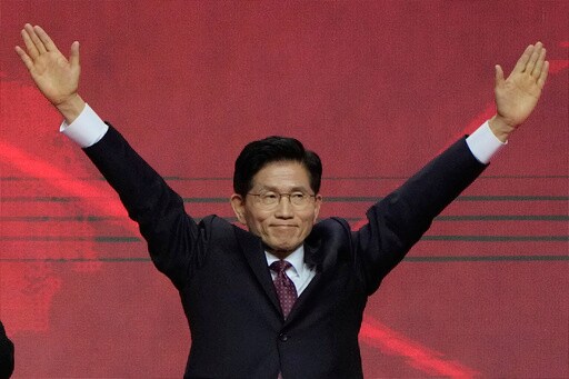 Former Labor Minister and staunch conservative Kim Moon Soo won the presidential nomination of South...