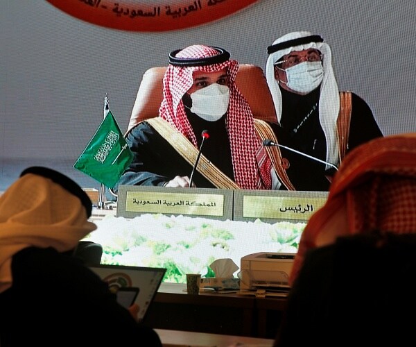 Gulf Rivals Reconcile at Saudi Summit, Ending Long Rift