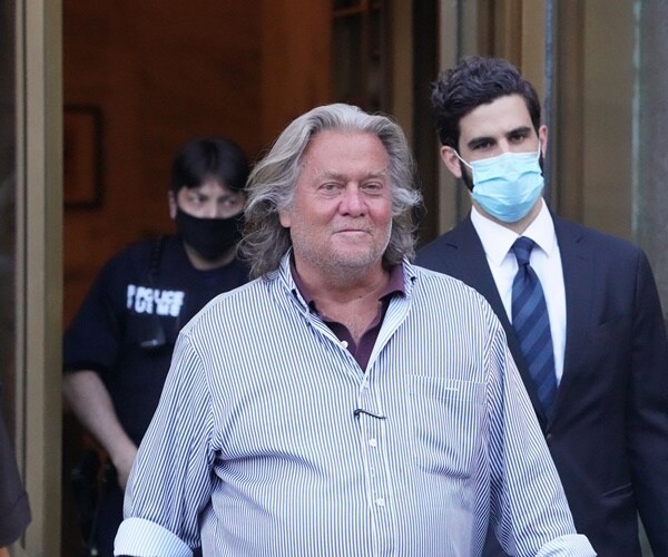 steve bannon exits a courthouse