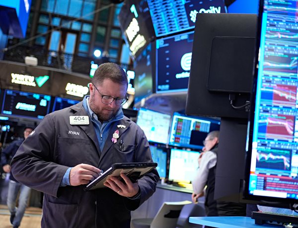 Dow Falls 800 Points as Oil Surges to $85