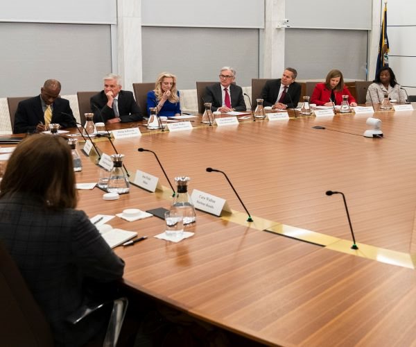 Fed's Powell Urges Broader Regulation for Stablecoins