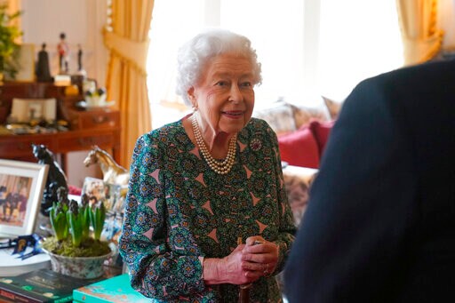 Queen Still Has Mild COVID Symptoms, Cancels Online Meetings
