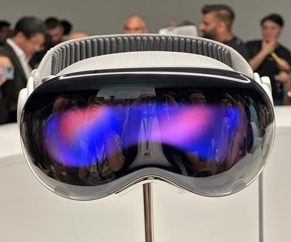 Apple Plans February Launch for Vision Pro