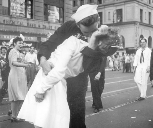 Sailor in Iconic V-J Day Times Square Kiss Photo Dies at 95