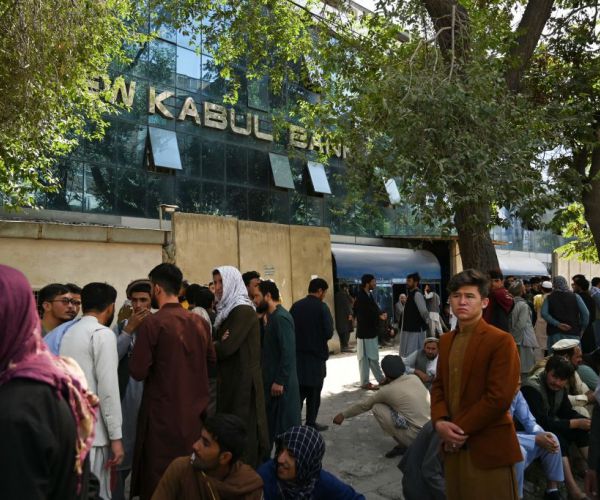 Video Shows Long Lines of People at Banks in Kabul