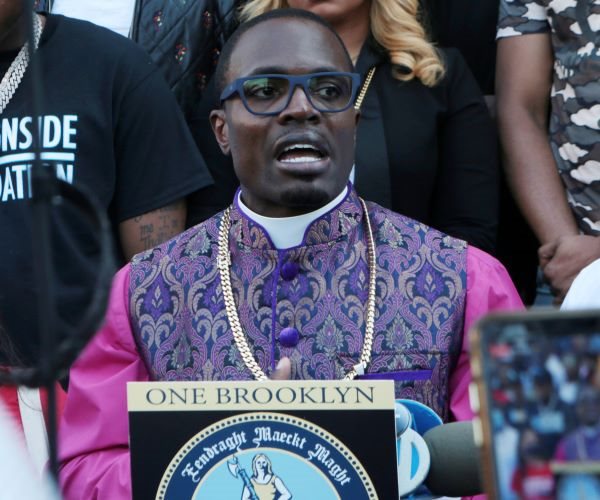 Bishop Robbed of Jewelry During Livestreamed Sermon 