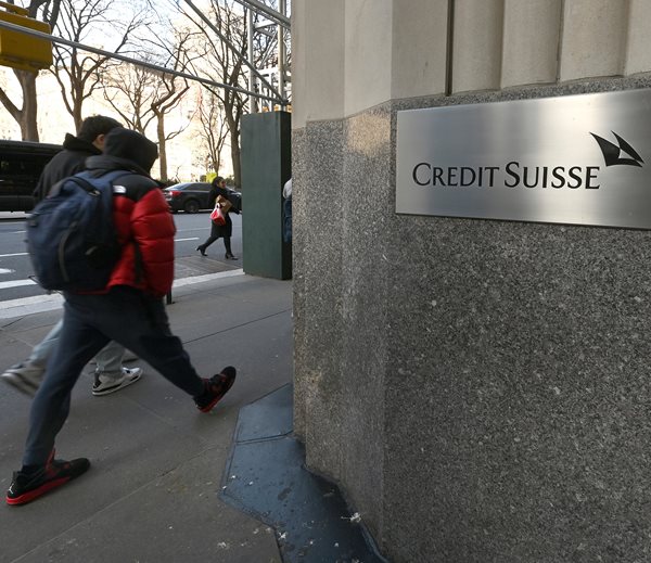 Credit Suisse Shares Fall Again, Sentiment Still Fragile 
