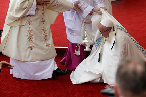 Pope Francis Misses Step, Falls Down before Mass in Poland