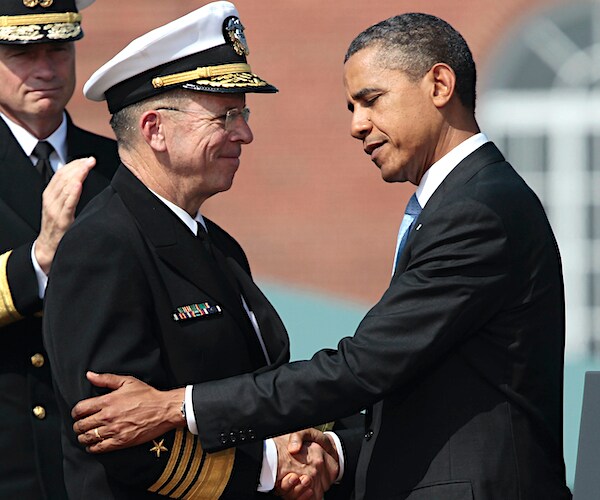 President Barack Obama shakes hands with retiring Joint Chiefs Adm. Mike Mullen