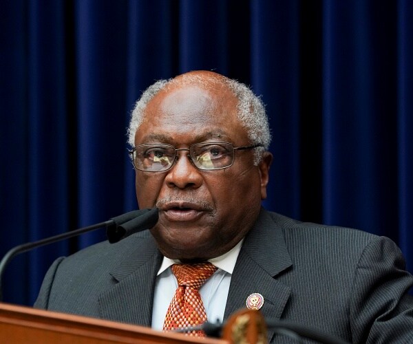 jim clyburn speaks into microphone