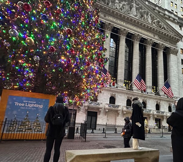 US Stock Futures Lower in Holiday-Thinned Trading