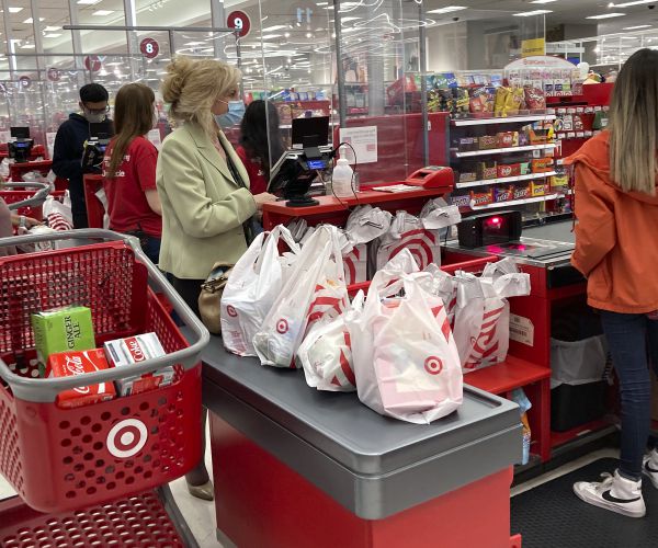 US GDP Trails Forecast Even as Consumer Spending Surges