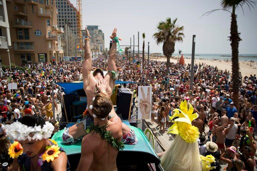 200,000 Party at Tel Aviv Gay Pride Parade, Region's Biggest