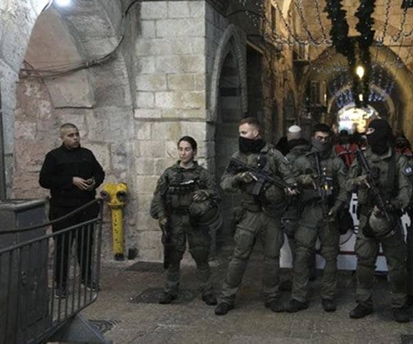 Israeli police stand guard in jerusalem