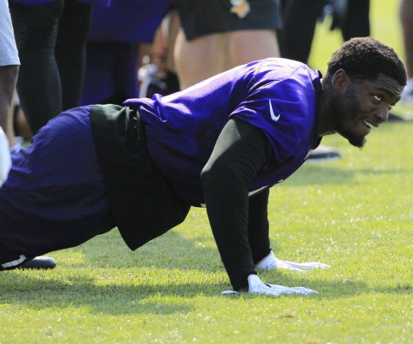 minnesota vikings wide receiver laquon treadwell does push ups after missing a catch during a scrimmage