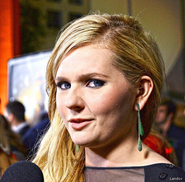 Abigail Breslin Pics: 17-Year-Old 'Little Miss Sunshine' Poses Topless