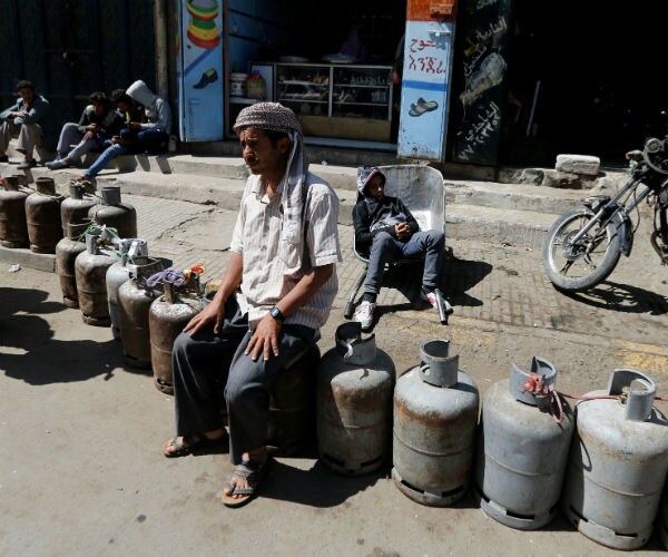 Officials: Saudis Tighten Yemen Blockade, Flights Grounded