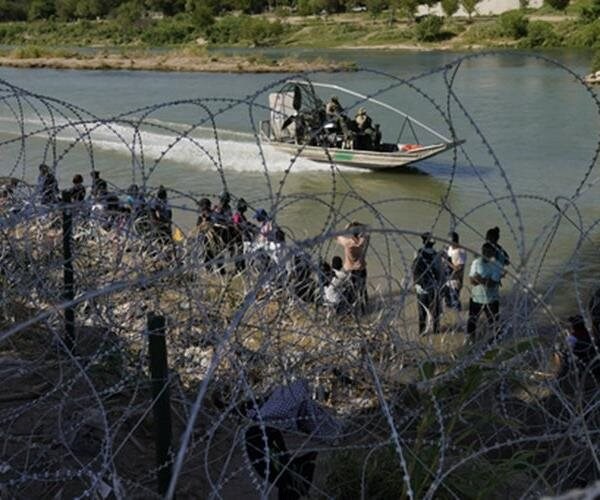 Illegal Border Crossings Into US Drop in October After 3 Months of Increases
