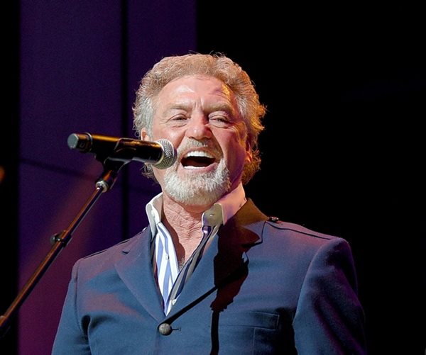 larry gatlin sings at the country music awards