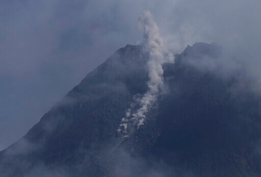 Indonesia's Merapi Volcano Spews Hot Clouds, 500 Evacuate