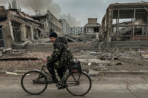 As Russian Forces Close in on Kurakhove, Hundreds of Residents Remain in the Front-line City