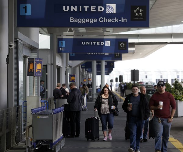 Man Dragged From Plane Suffered Broken Nose, Lost 2 Teeth