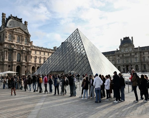 Suspects Arrested After Louvre Jewel Heist