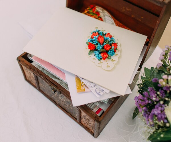 Wedding-Crashing Woman Steals Newlyweds' Gifts