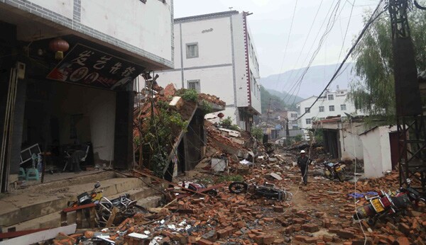 Strong Quake Kills 381 in Southern China
