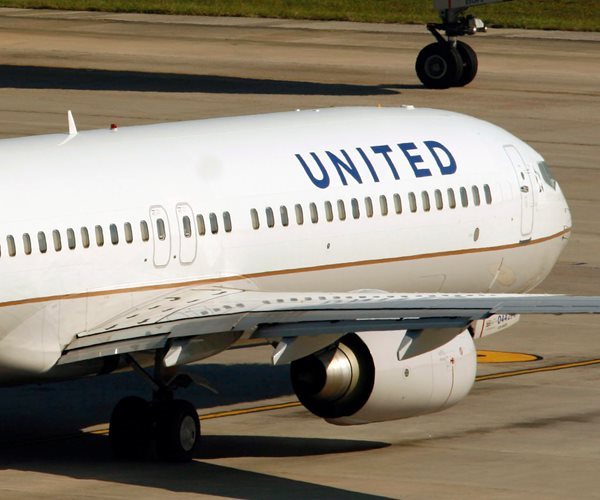 United Airlines Shares Fall 6% on Dour Forecast