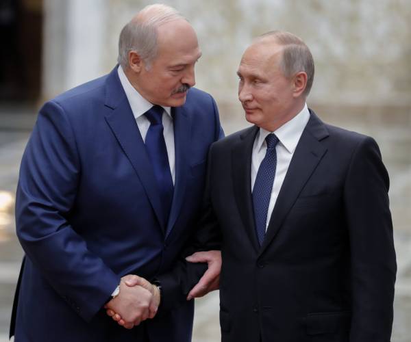 the two presidents shaking hands