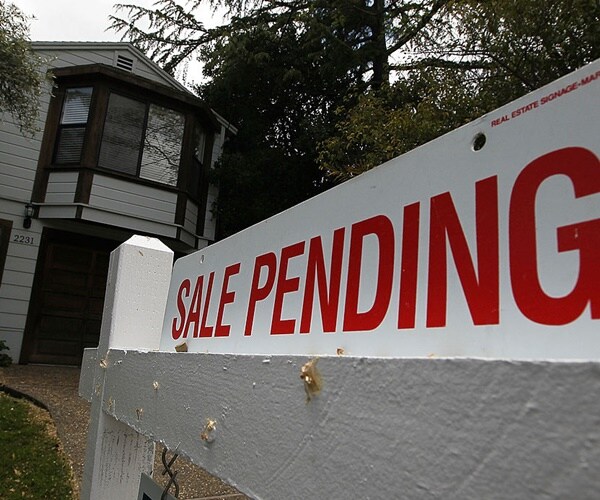 a sale pending sign show housing market movement