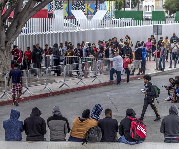 Number of Migrants Waiting at US Border Surges to 40,000 | Newsmax.com