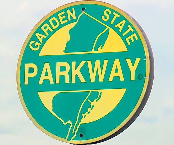 a green and gold sign of the garden state parkway