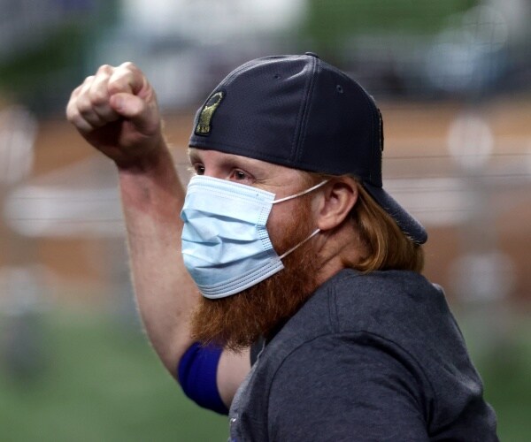 justin turner raises right fist