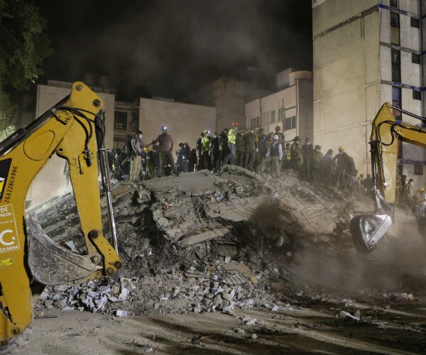 Mexico Quake Toll Tops 200 as Quiet Crews Look for Survivors