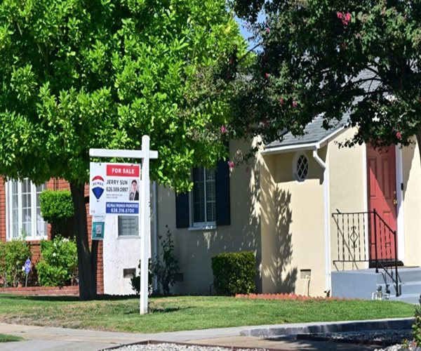 US Home Sales Continue to Drop as Prices Climb