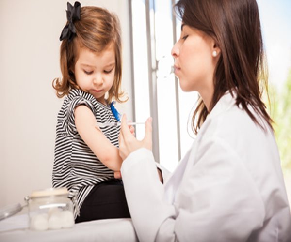 Docs Urge Flu Shots for Kids, Not Nasal Spray