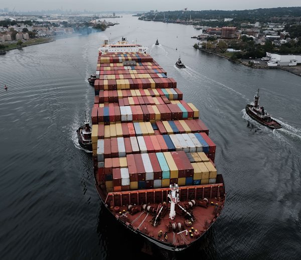 US Goods Trade Deficit Narrows as Imports Fall