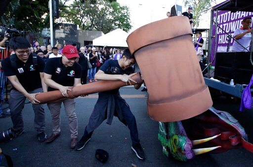 Filipino Chief Justice Asks People to Fight Authoritarianism