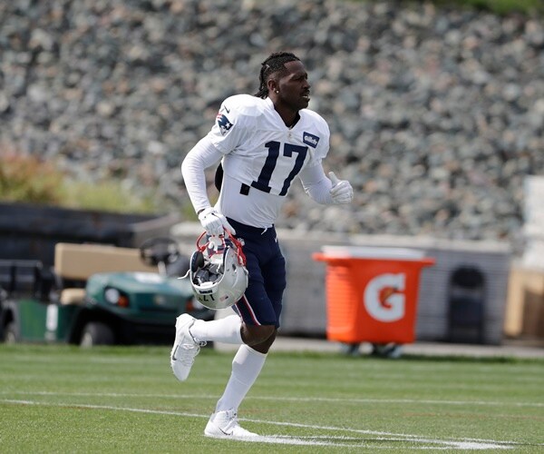 In Cryptic Tweet, Antonio Brown Appears to Retire from NFL